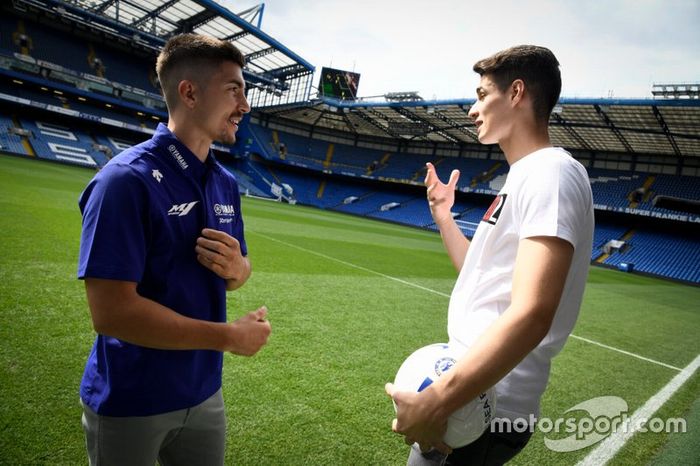 Maverick Viñales (Yamaha) habla con el portero del Chelsea, Kepa Arrizabalaga