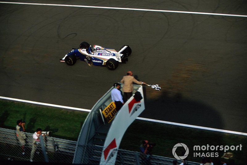 Race winner Damon Hill, Williams FW16 takes the chequered flag