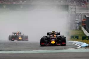 Max Verstappen, Red Bull Racing RB15, voor Valtteri Bottas, Mercedes AMG W10, en Pierre Gasly, Red Bull Racing RB15