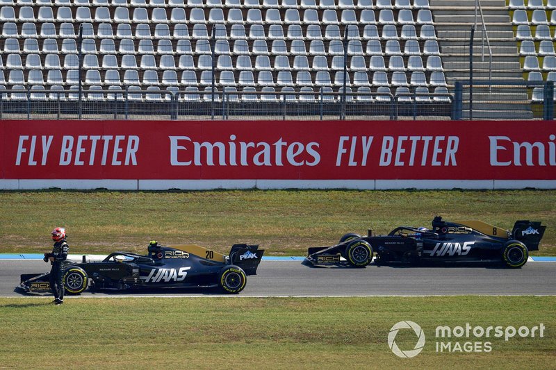 Romain Grosjean, Haas F1 Team VF-19, passe la voiture arrêtée de son équipier Kevin Magnussen, Haas F1 Team VF-19