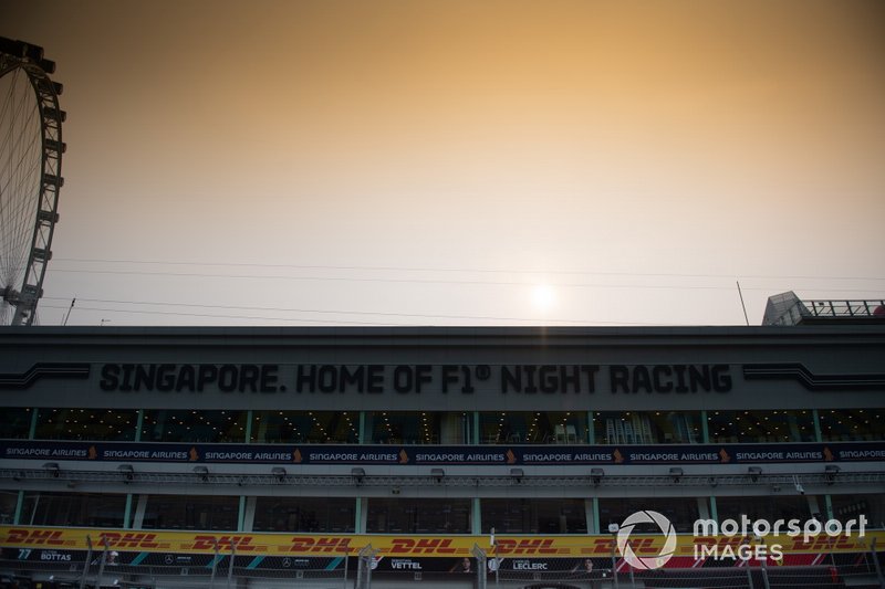 Singapore pit straight and pit building atmosphere