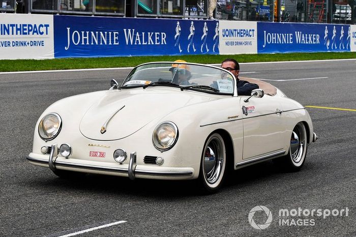 Carlos Sainz Jr., McLaren, en el desfile de pilotos