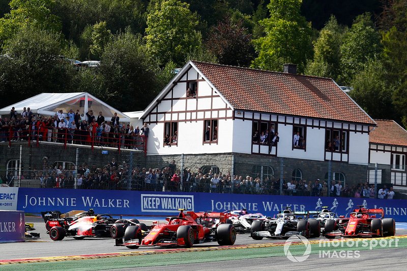 Charles Leclerc, Ferrari SF90, Sebastian Vettel, Ferrari SF90, Lewis Hamilton, Mercedes AMG F1 W10 and Valtteri Bottas, Mercedes AMG W10. Kimi Raikkonen, Alfa Romeo Racing C38 acaba de ser lanzado al aire por Max Verstappen, Red Bull Racing RB15
