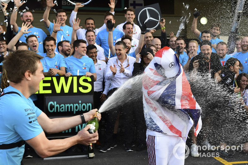Lewis Hamilton, Mercedes AMG F1, celebra su quinto mundial con el equipo