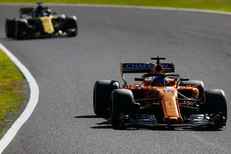 Fernando Alonso, McLaren MCL33, voor Nico Hulkenberg, Renault Sport F1 Team R.S. 18