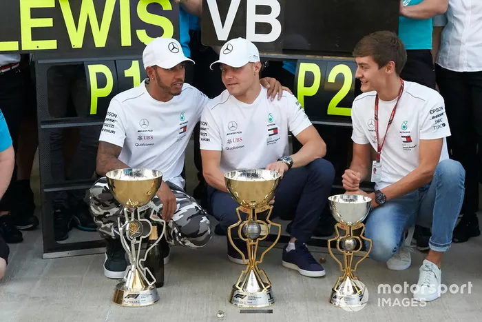 El ganador de la carrera Lewis Hamilton, Mercedes AMG F1 celebran con Valtteri Bottas, Mercedes AMG F1 y George Russell, Mercedes AMG F1 y el equipo