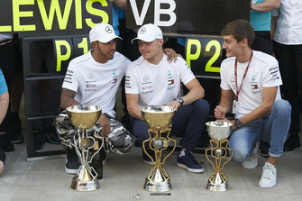 Il vincitore della gara Lewis Hamilton, Mercedes AMG F1 festeggia con Valtteri Bottas, Mercedes AMG F1, George Russell, Mercedes AMG F1, e il team