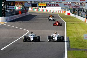 Lance Stroll, Williams FW41, devant Charles Leclerc, Sauber C37