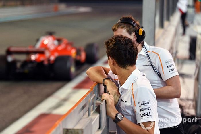Lando Norris, McLaren obsreva a Charles Leclerc, Ferrari SF71H