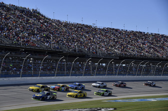 Chase Elliott, Hendrick Motorsports, Chevrolet Camaro NAPA NIGHTVISION LAMPS leads a pack of cars