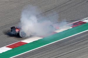 Sebastian Vettel, Ferrari SF71H hace un trompo después del contacto con Daniel Ricciardo, Red Bull Racing RB14