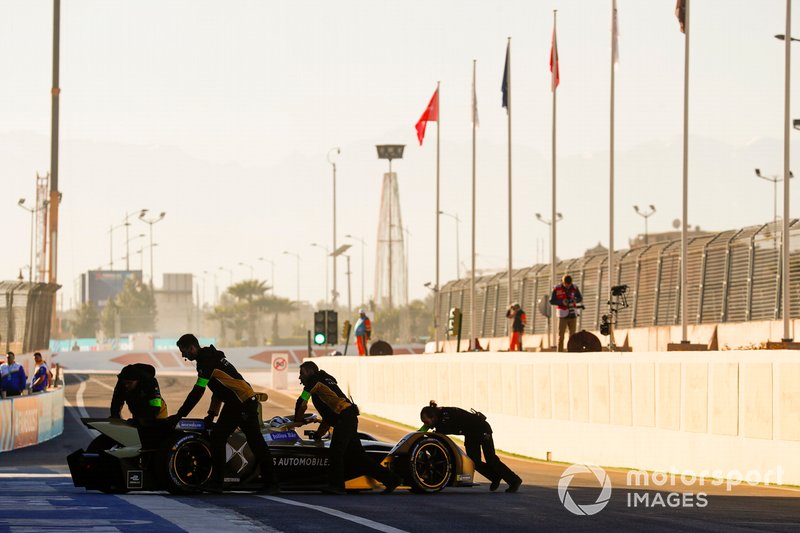 I meccanici riportano Andre Lotterer, DS TECHEETAH, DS E-Tense FE19, nel garage