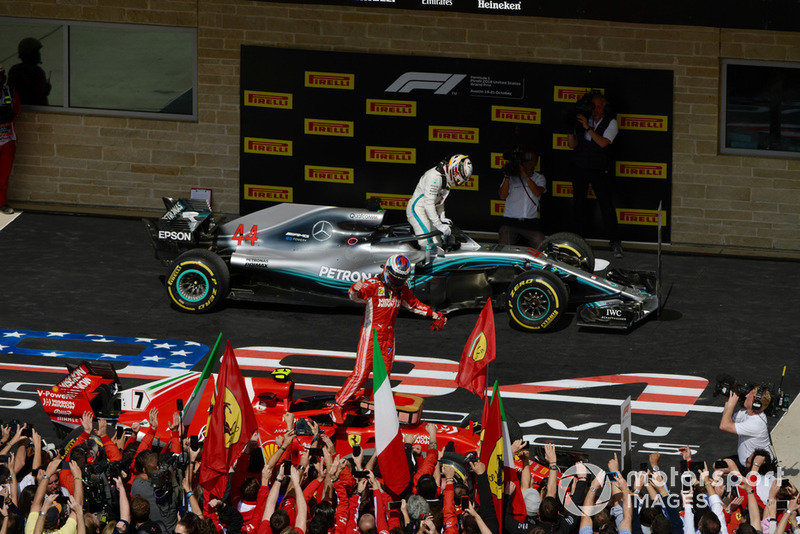 Yarış galibi Kimi Raikkonen, Ferrari SF71H ve Lewis Hamilton, Mercedes-AMG F1 W09, parc ferme