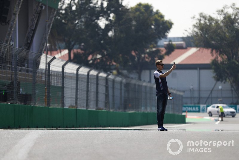 Sergey Sirotkin, Williams Racing, avec son téléphone sur la piste