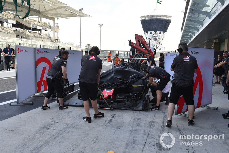 Mobil Pietro Fittipaldi, Haas F1 Team VF-18 diangkut ke pit