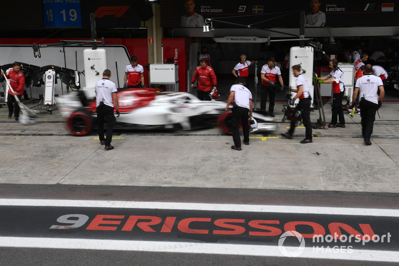 Marcus Ericsson, Sauber C37 pit stop