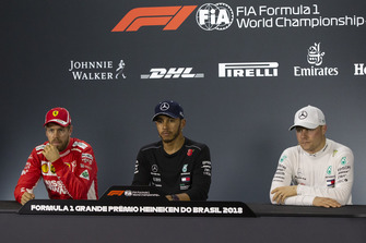 Sebastian Vettel, Ferrari, Lewis Hamilton, Mercedes AMG F1 et Valtteri Bottas, Mercedes AMG F1 en conférence de presse