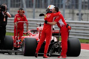 Sebastian Vettel, Ferrari, festeggia con il suo team, nel parco chiuso