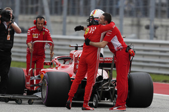 Sebastian Vettel, Ferrari, festeggia con il suo team, nel parco chiuso