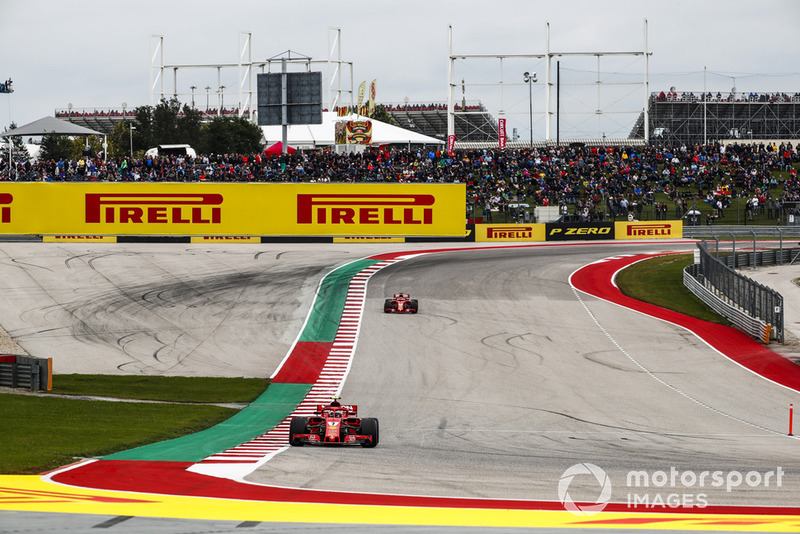 Kimi Raikkonen, Ferrari SF71H, precede Sebastian Vettel, Ferrari SF71H