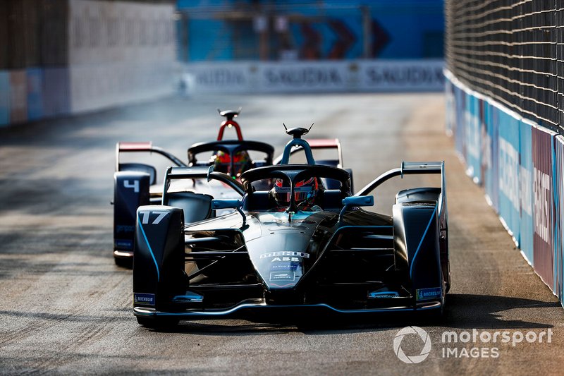 Gary Paffett, HWA Racelab, VFE-05 ahead of Robin Frijns, Envision Virgin Racing, Audi e-tron FE05