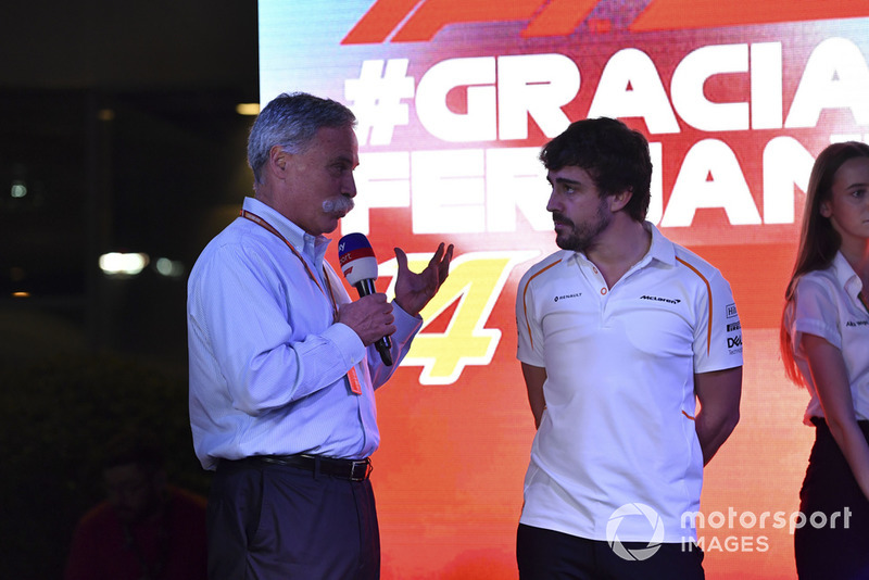Chase Carey, Director Ejecutivo y Presidente Ejecutivo de Formula One Group en el escenario como Fernando Alonso, McLaren se despide de los fanáticos