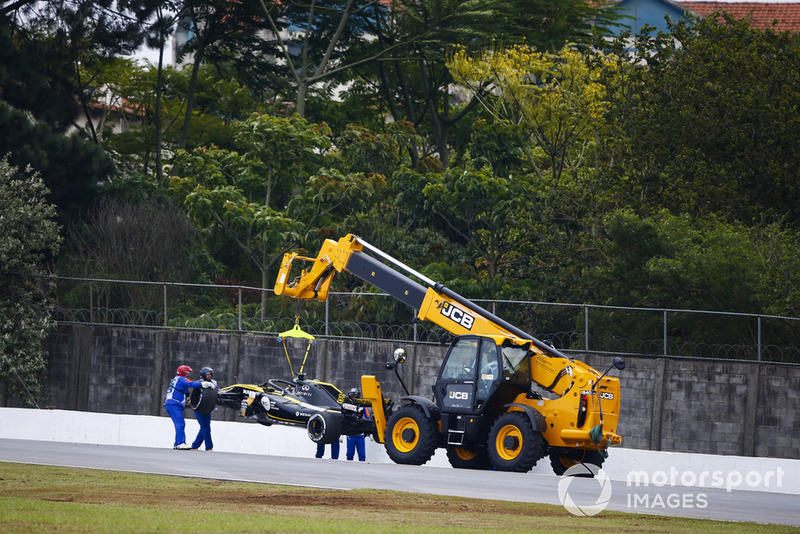 Marshals remove the wrecked Nico Hulkenberg Renault Sport F1 Team R.S. 18. in FP2.