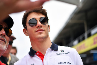 Charles Leclerc, Sauber, con i tifosi