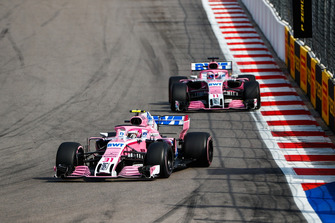 Esteban Ocon, Racing Point Force India VJM11, lidera a Sergio Pérez, Racing Point Force India VJM11