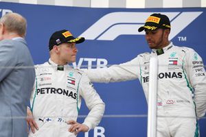 Racewinnaar Lewis Hamilton, Mercedes AMG F1 en tweede plaats Valtteri Bottas, Mercedes AMG F1 op het podium