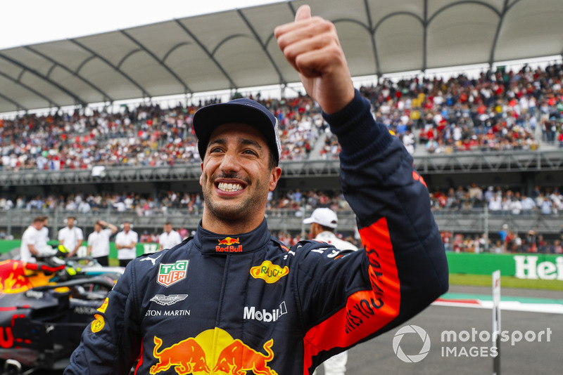 Ganador de la pole Daniel Ricciardo, Red Bull Racing, celebra