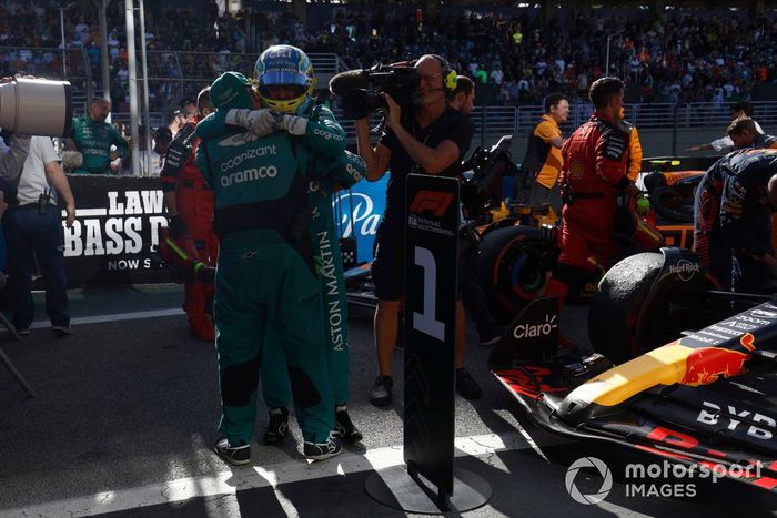 Fernando Alonso, Aston Martin F1 Team, 3ª posición, celebra con un compañero de equipo su llegada al Parc Ferme