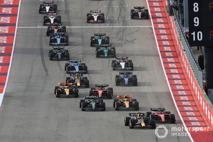 Max Verstappen, Red Bull Racing RB19, Charles Leclerc, Ferrari SF-23, Lando Norris, McLaren MCL60, Lewis Hamilton, Mercedes F1 W14, Carlos Sainz, Ferrari SF-23, Oscar Piastri, McLaren MCL60, y el resto de la parrilla