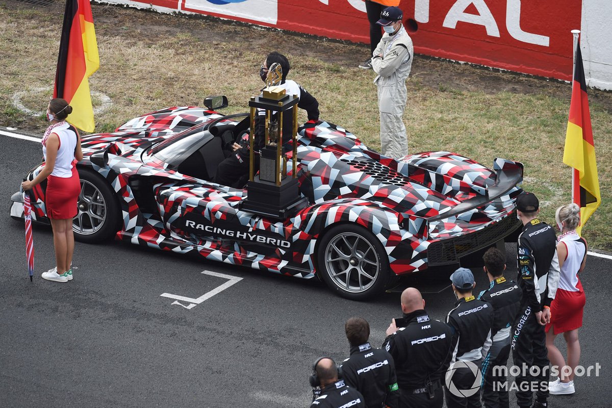 El trofeo de las 24 horas de Le Mans se entrega en un Toyota Hypercar