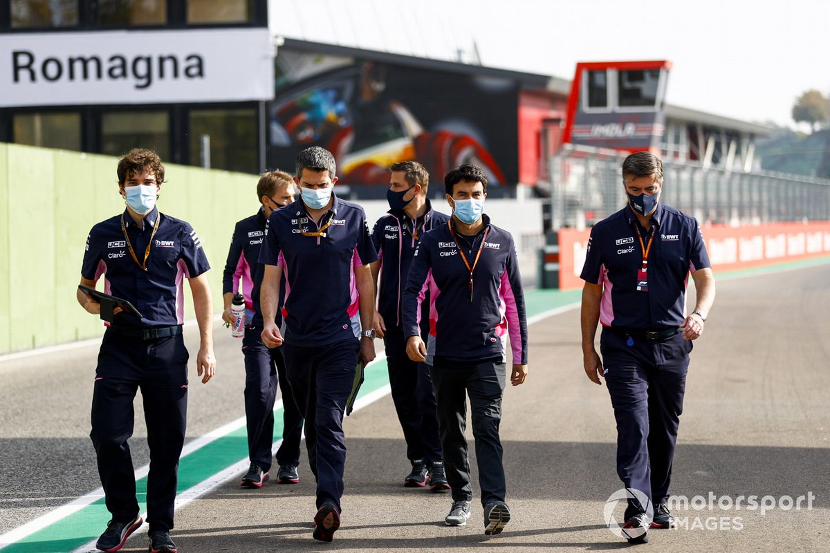 Sergio Perez, Racing Point, Andy Stevenson, Direttore sportivo, Racing Point e compagni di squadra camminano sulla pista