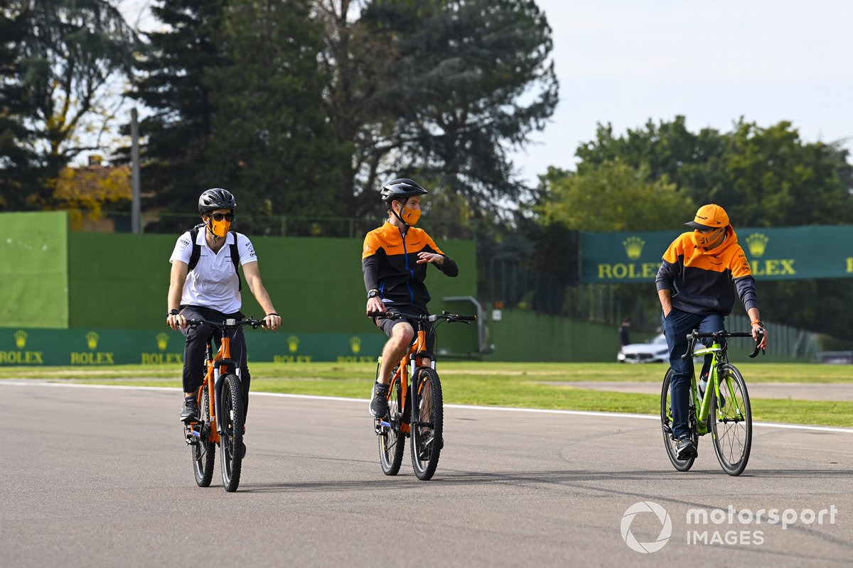Lando Norris, McLaren, fa un giro del circuito con i compagni di squadra