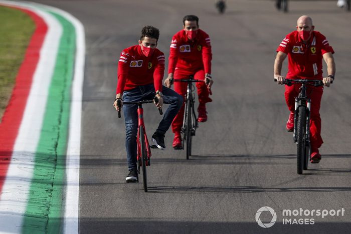 Charles Leclerc, Ferrari, recorre Imola en bici
