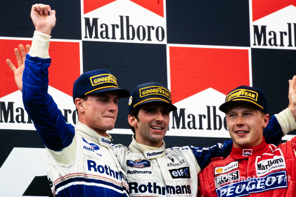 1994: Podio: el ganador Damon Hill, Williams, segundo clasificado David Coulthard, Williams, tercero Mika Häkkinen, McLaren