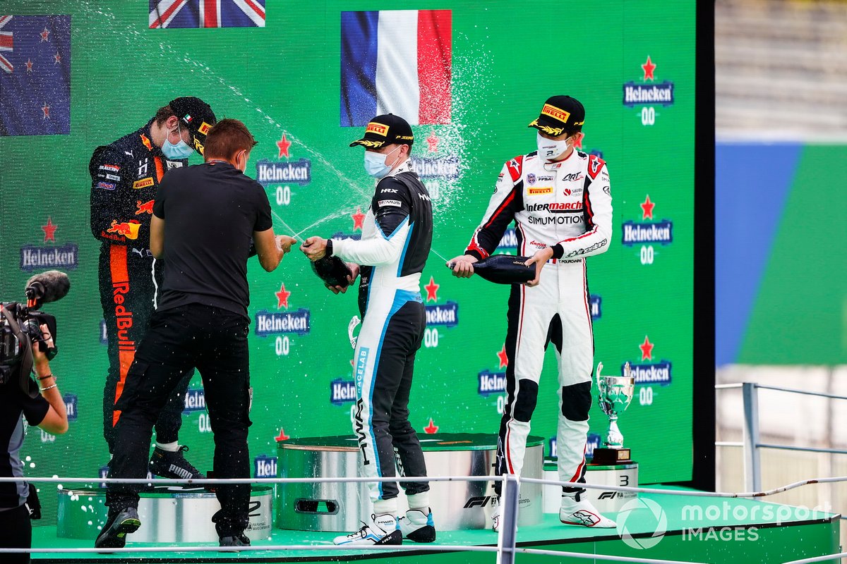 Liam Lawson, Hitech Grand Prix, el ganador Jake Hughes, HWA Racelab y Theo Pourchaire, ART Grand Prix, celebran en el podio