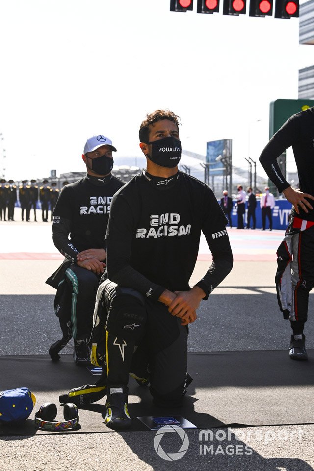 Daniel Ricciardo, Renault F1, y Valtteri Bottas, Mercedes-AMG F1, se arrodillan en el podio en apoyo de la campaña "End Racism"
