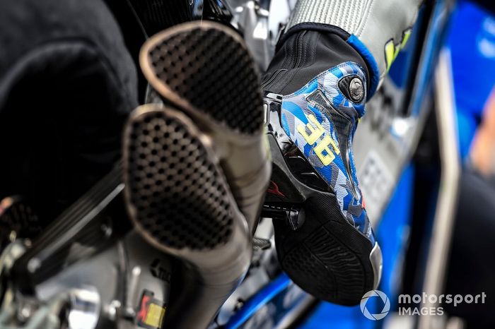 Detalle de la bota y el escape de la moto de Joan Mir, Team Suzuki MotoGP