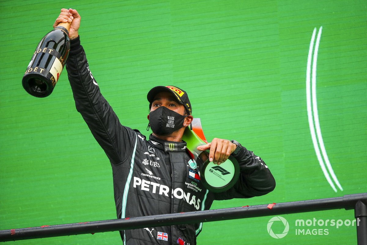 Il vincitore Lewis Hamilton, Mercedes-AMG F1 festeggia sul podio la 92esima vittoria in F1