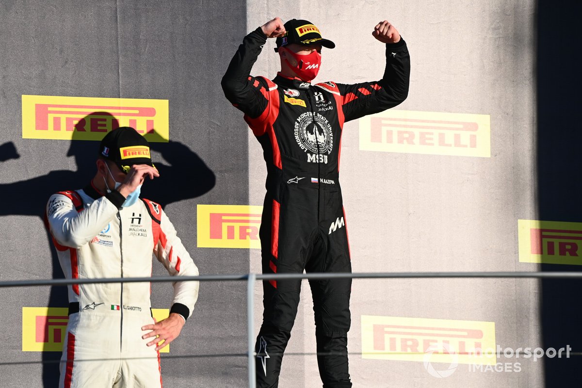 Nikita Mazepin, Hitech Grand Prix, primo classificato, e Luca Ghiotto, Hitech Grand Prix, festeggiano sul podio
