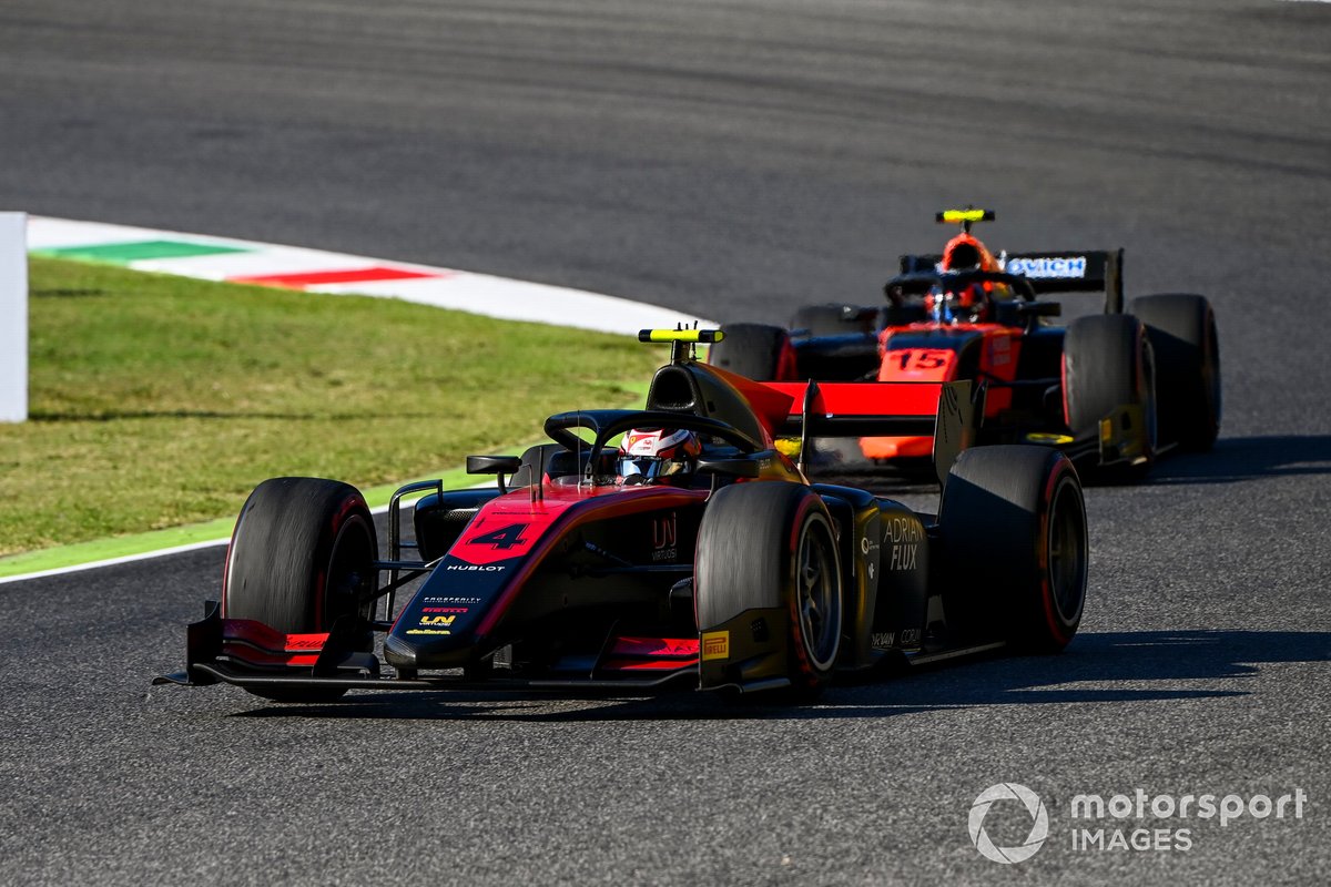 Callum Ilott, UNI-Virtuosi, precede Felipe Drugovich, MP Motorsport