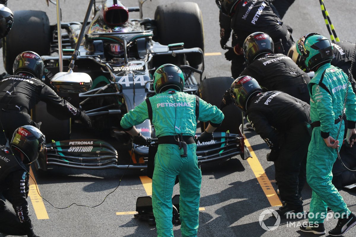 Lewis Hamilton, Mercedes F1 W11, pit stop