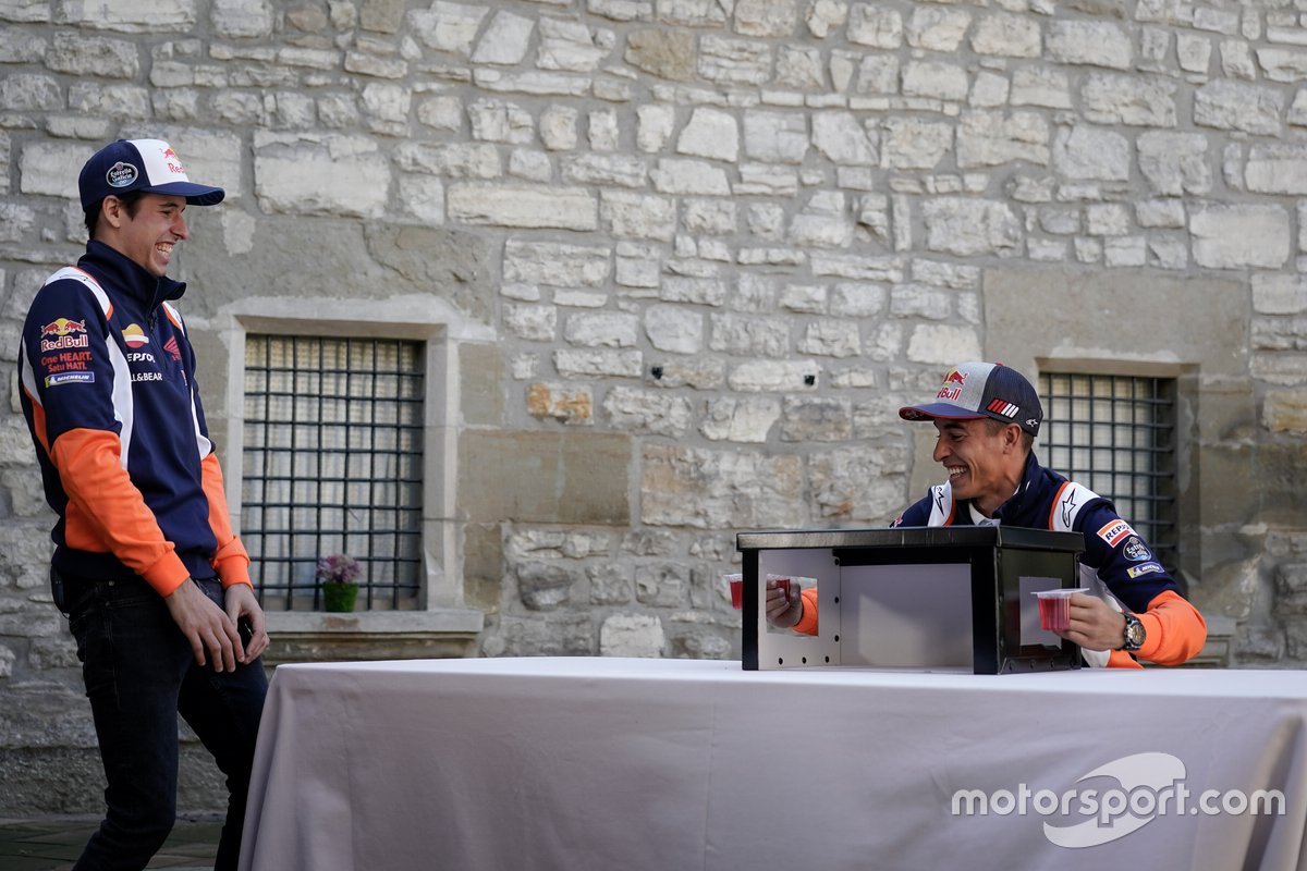 Marc Márquez y Alex Márquez en el juego de la Caja Sorpresa