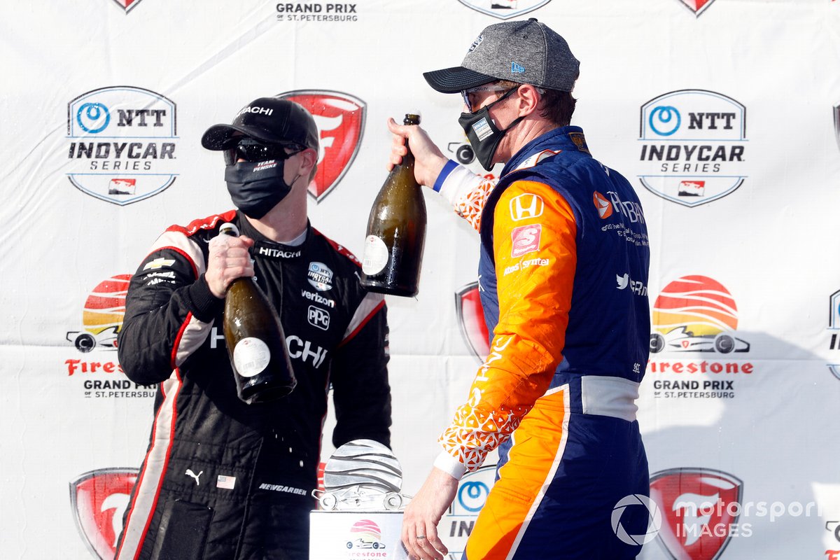 Podio: Ganador de la carrera Josef Newgarden, Team Penske Chevrolet, y tercer lugar Scott Dixon, Chip Ganassi Racing Honda
