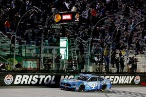 Race winner Kevin Harvick, Stewart-Haas Racing, Ford Mustang