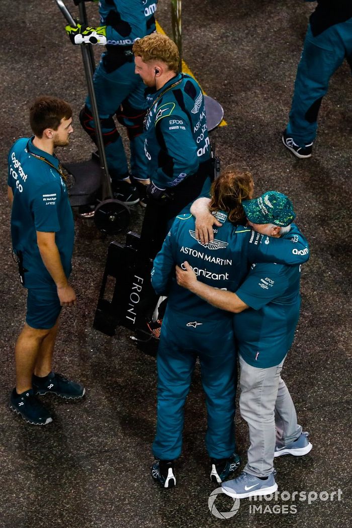 Sebastian Vettel, Aston Martin AMR22, celebra el décimo puesto con su padre Norbert