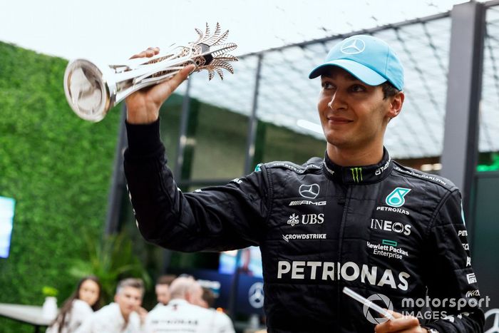 George Russell, Mercedes-AMG, con su trofeo de tercer lugar tras la sanción a Fernando Alonso